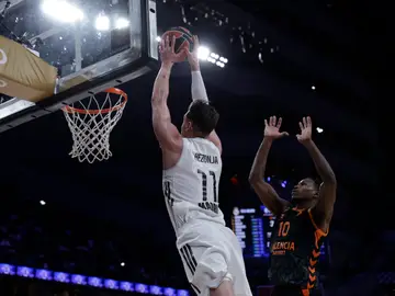 Hezonja vuela para anotar en el aro del Valencia Basket Hezonja vuela para anotar en el aro del Valencia Basket
