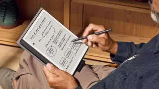 El Kindle Scribe viene acompañado de un lápiz de lo más útil Persona escribiendo con el Kindle Scribe