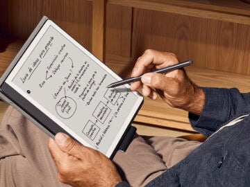 Persona escribiendo con el Kindle Scribe