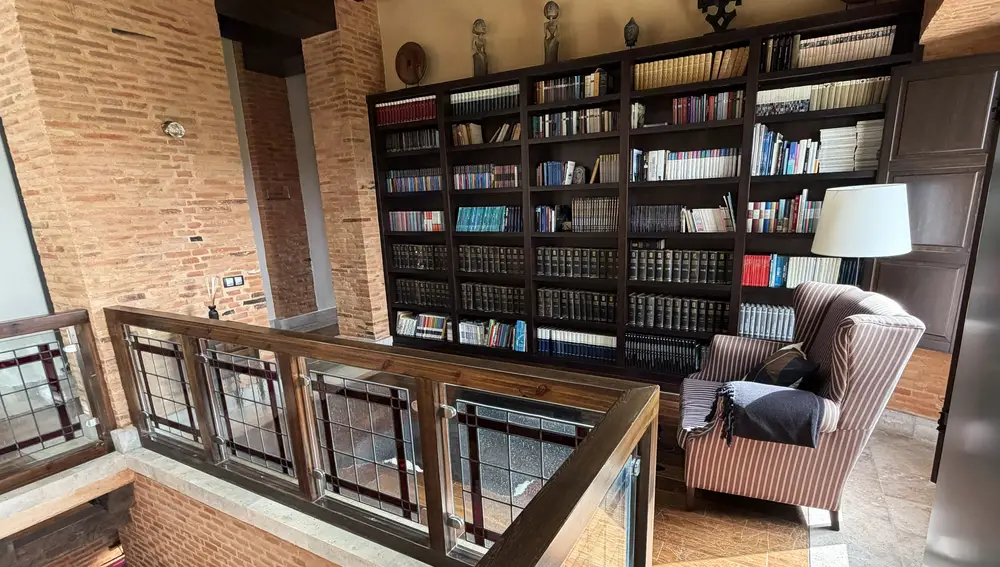 Esta coqueta biblioteca existente en el interior del castillo es un acogedor espacio donde relajarse con una buena lectura.