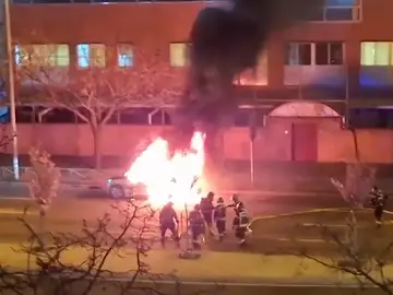 Sale un coche ardiendo en O'donnell, Madrid Sale un coche ardiendo en O'donnell, Madrid