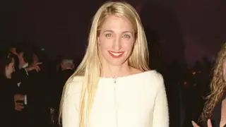 Carolyn Bessette-Kennedy con su característico estilo minimalista Carolyn Bessette-Kennedy con su característico estilo minimalista