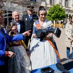 La Fallera Mayor de Valencia, Carmen Prades, sujeta un rifle antidrones en presencia de la delegada del Gobierno en la Comunitat Valenciana, Pilar Bernabé, durante el acto de presentación del dispositivo de seguridad para las Fallas 2026 de la Policía Nacional
