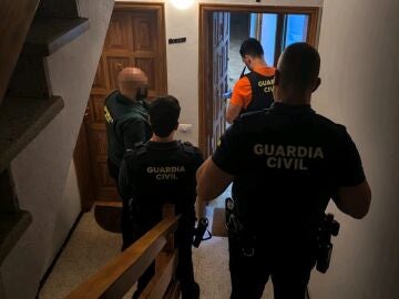 Agentes de la Guardia Civil en el domicilio donde han detenido a la mujeres que presuntamente ha estafado 27.000 euros a la persona que cuidaba en Santa Luc&iacute;a de Tirajana (Gran Canaria)