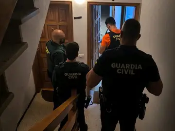 La escalofriante forma en que una cuidadora robó 27.000 euros a su anciana mientras dormía en Gran Canaria Agentes de la Guardia Civil en el domicilio donde han detenido a la mujeres que presuntamente ha estafado 27.000 euros a la persona que cuidaba en Santa Lucía de Tirajana (Gran Canaria)