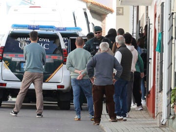 HORNACHOS (BADAJOZ), 12/03/2026.- Con gritos de "asesinos, asesinos" han sido recibidos esta ma&ntilde;ana los dos hermanos detenidos por la desaparici&oacute;n en 2017 de su vecina Francisca Cadenas en Hornachos (Badajoz), donde han llegado tras pasar la noche en el acuartelamiento de la Guardia Civil de Zafra. Sobre las 9:20 horas han llegado a la localidad en dos todoterrenos de la Guardia Civil, que durante este jornada contin&uacute;a con los registros de sus propiedades, acompa&ntilde;ados de otros dos veh&iacute;culos d...