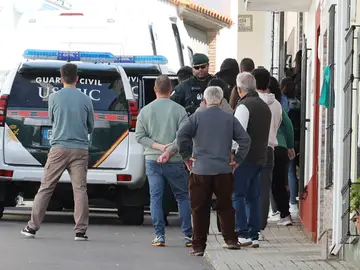Gritos de "asesinos" a la llegada a Hornachos de detenidos por desaparición de Francisca HORNACHOS (BADAJOZ), 12/03/2026.- Con gritos de "asesinos, asesinos" han sido recibidos esta mañana los dos hermanos detenidos por la desaparición en 2017 de su vecina Francisca Cadenas en Hornachos (Badajoz), donde han llegado tras pasar la noche en el acuartelamiento de la Guardia Civil de Zafra. Sobre las 9:20 horas han llegado a la localidad en dos todoterrenos de la Guardia Civil, que durante este jornada continúa con los registros de sus propiedades, acompañados de otros dos vehículos d...