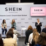 De izquierda a derecha: Vorada Hiransomboon, Branding director de Shein; Miriam Victoria, fundadora y presidenta de la Asociaci&oacute;n Moda Catalunya i Balears, y Alessandra Bonito-Oliva, responsable de comunicaci&oacute;n corporativa de Shein en Espa&ntilde;a
