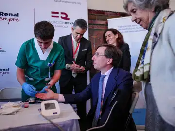 Un pinchazo en el dedo permite a los madrileños conocer el estado de sus riñones en una jornada de cribado gratuita Un pinchazo en el dedo permite a los madrileños conocer el estado de sus riñones en una jornada de cribado gratuita