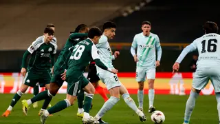 UEFA Europa League - Panathinaikos Athens vs Real Betis ATHENS (Greece), 12/03/2026.- Panathinaikos' Facundo Pellistri (L) and Betis' Marc Roca (R) in action during the UEFA Europa League Round of 16 1st leg soccer match between Panathinaikos Athens and Real Betis in Athens, Greece, 12 March 2026. (Grecia, Atenas) EFE/EPA/GEORGIA PANAGOPOULOU
