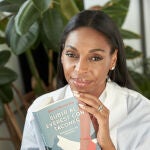 Electa Navarrete con su libro, "Subir al Everest con tacones"