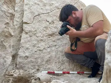 Arqueólogos descubren una tumba de 5.000 años de antigüedad repleta de tesoros antiguos Arqueólogos descubren una tumba de 5.000 años de antigüedad repleta de tesoros antiguos