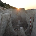 Arqueólogos descubren en Málaga una tumba megalítica de 5.000 años con marfil, ámbar y armas prehistóricas