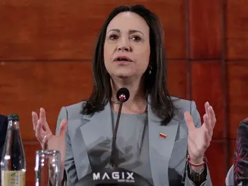 María Corina Machado dice que regreso "sera coordinado con los aliados" pero no da fecha AME3213. SANTIAGO (CHILE), 12/03/2026.- La opositora venezolana y Premio Nobel de la Paz, María Corina Machado, habla durante una rueda de prensa este jueves, en Santiago (Chile). Machado dijo que su regreso a Venezuela se enmarca en su deseo de "continuar una lucha que ha sido cívica y organizada" y señaló que lo hará "de manera armoniosa y coordinada con sus aliados". EFE/ Ailen Díaz