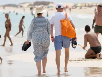 Una pareja británica vende su empresa, se jubila en Canarias y desvela lo que jamás esperaban echar de menos Turistas paseando por la playa