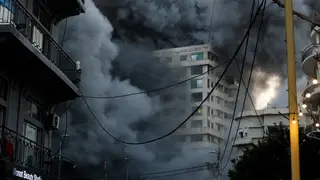 Israeli airstrike in Beirut BEIRUT (Lebanon), 12/03/2026.- Smoke rises following an Israeli airstrike on a building in Beirut's Bashura neighbourhood, Lebanon, 12 March 2026. More than 640 people have been killed and over 1,600 others injured in airstrikes across Beirut's southern suburbs and villages in southern Lebanon since the start of renewed hostilities. The Israeli military stated it is conducting strikes across the country targeting Hezbollah infrastructure and personnel. (Líbano, Hizbulá/Hezbolá) EFE/EPA/WAEL H...