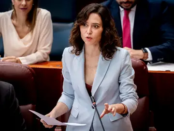 Zarzalejo comparece por primera vez en la Asamblea de Madrid para exponer cómo liderará la Consejería de Educación La presidenta de la Comunidad de Madrid, Isabel Díaz Ayuso, durante una sesión plenaria en la Asamblea de Madrid, a 12 de marzo de 2026, en Madrid (España). La nueva consejera de Educación, Ciencia y Universidades comparece hoy en la Asamblea de Madrid para exponer cómo liderará su área tras la salida de Viciana el pasado mes. Esta comparecencia, a petición propia y también del PSOE, llega después de que la presidenta de la Comunidad de Madrid interviniera el pasado Pleno para explicar la ree...