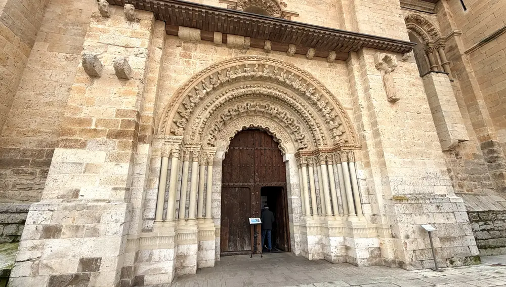 Portada norte de la Colegiata de Santa María la Mayor