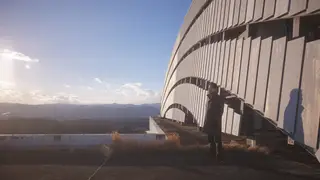 Ikuo Izawa posa en los restos de la planta de Fukushima Ikuo Izawa posa en los restos de la planta de Fukushima