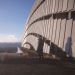 Ikuo Izawa posa en los restos de la planta de Fukushima