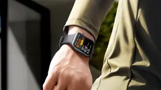 Tiene un diseño sencillo, pero muy elegante HONOR Watch 5 negro en la muñeca