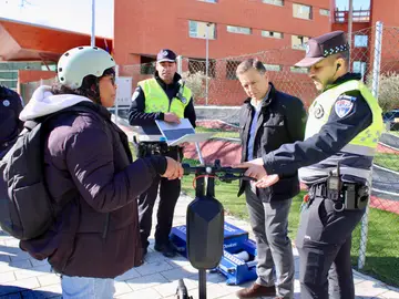 Un nuevo dispositivo detectará en Albacete patinetes manipulados que puedan alcanzar velocidad superior a la permitida El alcalde de Albacete, Manuel Serrano, junto al nuevo dispositivo de Policía Local. REMITIDA / HANDOUT por AYUNTAMIENTO Fotografía remitida a medios de comunicación exclusivamente para ilustrar la noticia a la que hace referencia la imagen, y citando la procedencia de la imagen en la firma 13/03/2026