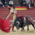 El diestro David de Miranda da un pase a un toro durante la primera Corrida de la Feria de Fallas, con toros de La Quinta, en Valencia, este viernes. 