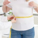 Imagen de archivo de las medidas de la cintura de una mujer