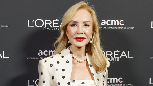 Carmen Lomana con look de lunares.