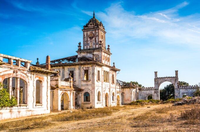 La Legión pierde su último emblema: Marruecos derriba el cuartel de Dar Riffien