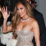 Jennifer Lopez apuesta por una manicura francesa reinterpretada | Backgrid