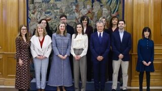 Do&ntilde;a Letizia junto a representantes de la Sociedad Espa&ntilde;ola de Cuidados Paliativos (SECPAL)