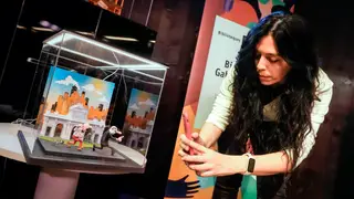 Dioramas con personajes de Ibañez formarán un circuito por varios espacios de Barcelona GRAFCAT9610. BARCELONA, 13/03/2026.- Detalle de uno de los dioramas que formarán un circuito urbano con escenas en miniatura de los personajes más icónicos de Francisco Ibáñez, como Mortadelo y Filemón, Rompetechos o El Botones Sacarino, una ruta cultural situada en diferentes espacios de Barcelona vinculados a la lectura, los cómics y al propio autor. EFE/Enric Fontcuberta