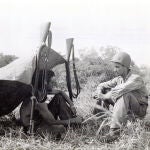  Dos marines descansando en Guadalcanal