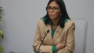 Delcy Rodríguez AME3765. CARACAS (VENEZUELA), 13/03/2026.- La presidenta encargada de Venezuela, Delcy Rodríguez, asiste a una reunión junto a su gabinete y ministros de Colombia este viernes, en el Palacio de Miraflores en Caracas (Venezuela). Rodríguez recibió a una delegación de ministros de Colombia para abordar la agenda bilateral en temas como seguridad, energía, comercio y turismo, luego de que se cancelara la reunión que la mandataria tenía prevista celebrar con el jefe de Estado colombiano, Gustavo ...