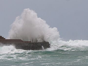 El viento, las olas y la nieve pondr&aacute;n ma&ntilde;ana en aviso a 13 CCAA y Melilla, con nivel naranja en 4 regiones por oleaje