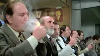 Imagen de 'Volver a empezar' donde se aprecia el escudo del Sporting de Gijón al fondo Imagen de 'Volver a empezar' donde se aprecia el escudo del Sporting de Gijón al fondo