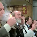 Imagen de 'Volver a empezar' donde se aprecia el escudo del Sporting de Gijón al fondo