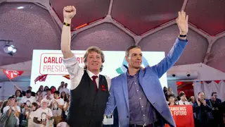 Sánchez participa en el acto de cierre de campaña del PSOE en Castilla y León El candidato del PSOE a la Presidencia de la Junta de Castilla y León, Carlos Martínez (i) y el presidente del Gobierno, Pedro Sáncez (d), durante el cierre de la campaña del PSOE, a 13 de marzo de 2026, en Valladolid, Castilla y León (España). El PSOE cierra su campaña autonómica en la Cúpula del Milenio de Valladolid, donde Pedro Sánchez arropa al candidato Carlos Martínez y a Óscar Puente en un mitin concebido para movilizar a la militancia, disputar la hegemonía del PP y presentar su proy...