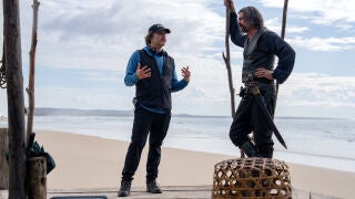 Flank E. Flowers, izquierda, dirigiendo a Karl Urban