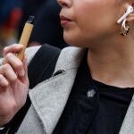 Imagen de archivo de una chica con un vapeador