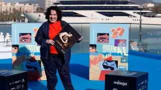 Arantxa Echevarría posa junto al cuadro que desencadena la trama de la película 