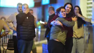 Fallece un hombre de 102 años tras un incendio en un ático de San Antón (Murcia) Varias personas afectadas en el lugar del suceso, a 13 de marzo de 2026, en Murcia (España). Un hombre de 102 años ha fallecido este viernes tras incendiarse parte de su vivienda, ubicada en el ático de un edificio del barrio de San Antón, según ha informado el Centro de Coordinación de Emergencias 112 Región de Murcia. El suceso ha tenido lugar en torno a las 20.10 horas, cuando el Centro de Coordinación de Emergencias 112 Región de Murcia recibía varias llamadas -en concreto, 29- informando...