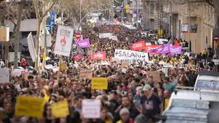 Decenas de personas durante una manifestación con motivo de la huelga de docentes en Cataluña, en la Vía Augusta de Barcelona Decenas de personas durante una manifestación con motivo de la huelga de docentes en Cataluña, en la Vía Augusta de Barcelona