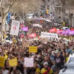 Decenas de personas durante una manifestación con motivo de la huelga de docentes en Cataluña, en la Vía Augusta de Barcelona