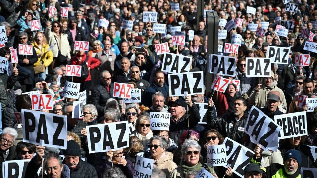 Miles de personas piden 'parar la guerra' junto a personalidades del mundo de la cultura