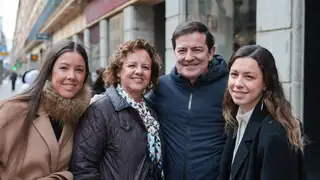 El candidato del PPCyL, Alfonso Fernández Mañueco, disfruta de la jornada de reflexión en familia, junto a su mujer Fina, y sus hijas Ana y Loreto El candidato del PPCyL, Alfonso Fernández Mañueco, disfruta de la jornada de reflexión en familia, junto a su mujer Fina, y sus hijas Ana y Loreto