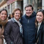 El candidato del PPCyL, Alfonso Fern&aacute;ndez Ma&ntilde;ueco, disfruta de la jornada de reflexi&oacute;n en familia, junto a su mujer Fina, y sus hijas Ana y Loreto
