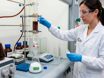 Una científica Científicos usan contaminante difícil de eliminar para extraer litio