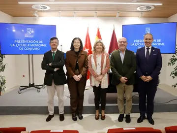 El estado estuvo presidido por la concejala de Economía y Hacienda Engracia Hidalgo (en el centro de la imagen) El estado estuvo presidido por la concejala de Economía y Hacienda Engracia Hidalgo (en el centro de la imagen)